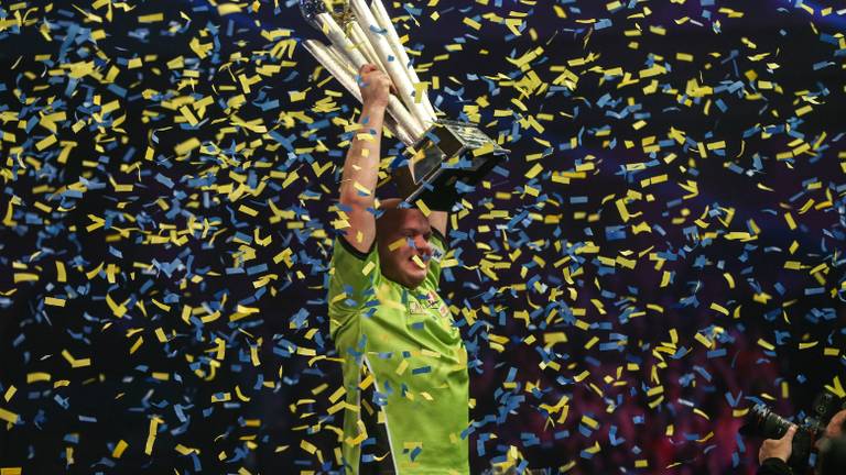 Michael van Gerwen viert een groot succes, het winnen van het WK in januari 2017. (Foto: VI Images)