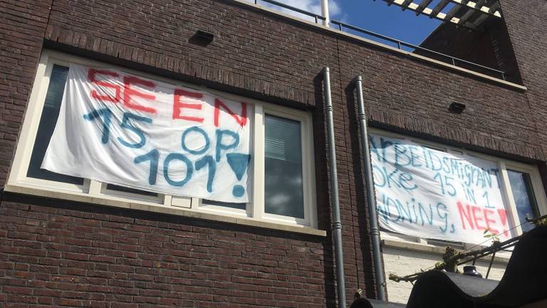 Spandoeken tegen de komst van de arbeidsmigranten (foto: Wendy Leemans).