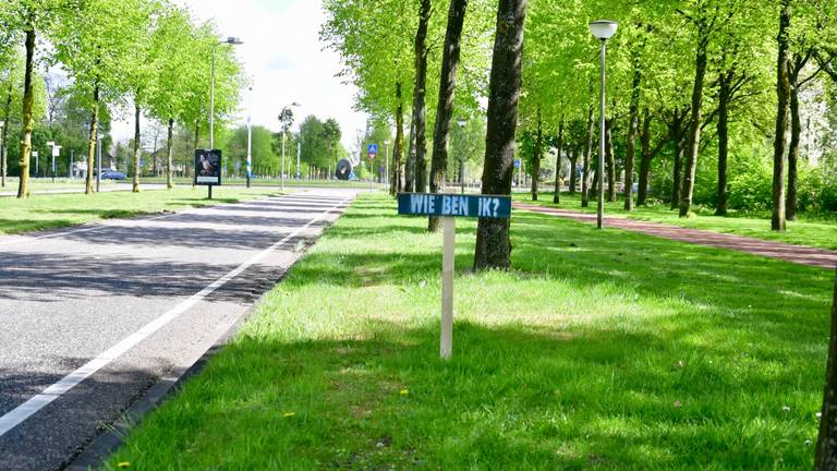 Zijn de mysterieuze bordjes in Etten-Leur reclame voor een vlogster? Foto: Alexander Vingerhoeds.