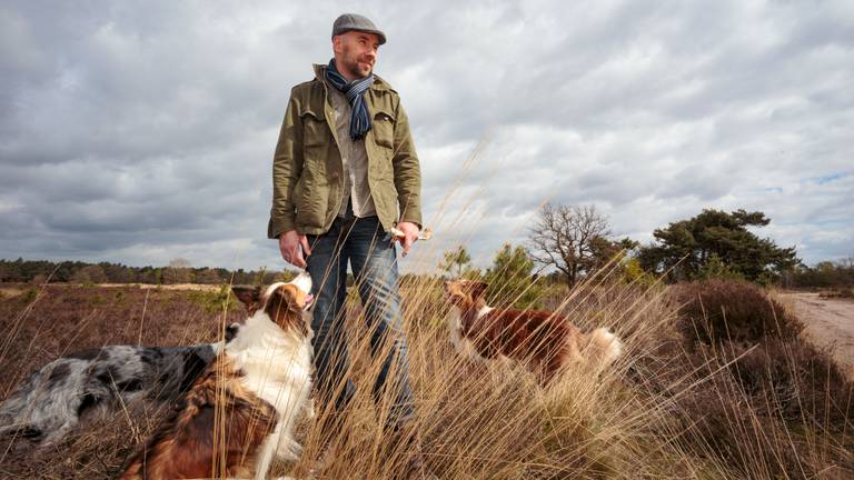 Andries met zijn collies op de heide. (Foto: Lola Ontwerpt)