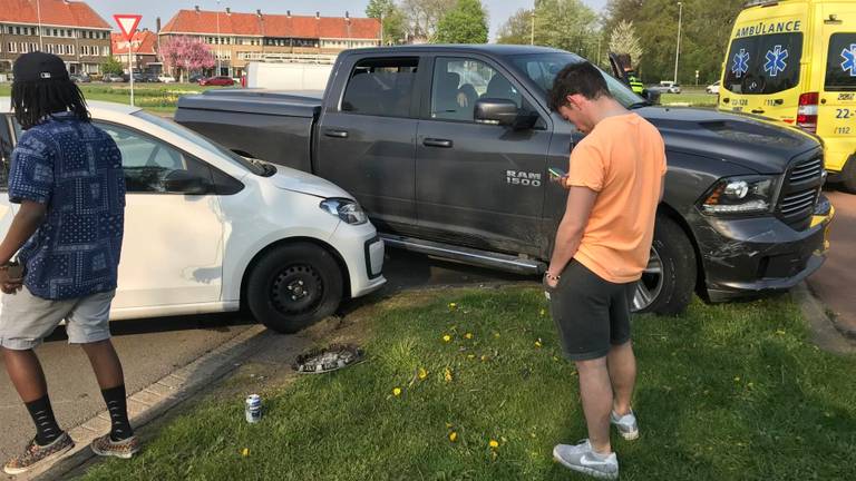 De pick-up truck kwam tot stilstand op het Floraplein (Foto: Dave Hendriks/SQ Vision)