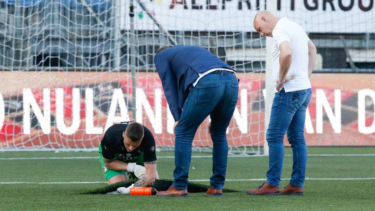 De doelman van FC Emmen probeert het kunstgras te maken (foto: OrangePictures).