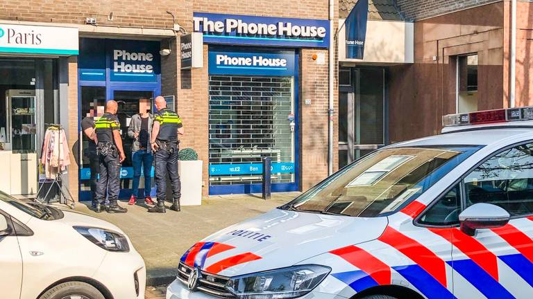 De man wordt onder meer verdacht van de gewapende overval op The Phone House in Nuenen. (Foto: Sem van Rijssel)