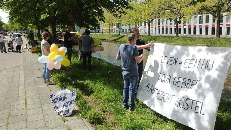 Omwonenden en leden van de SP Breda protesteerden zaterdag tegen de overlast van hostel Nightflight. (Foto: Radim Mazanek)