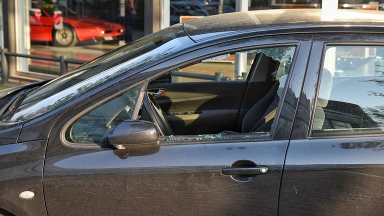 Een medewerker van de winkel zette de vluchtauto van de daders klem, en moest het bekopen met een ingeslagen ruit. (Foto: Toby de Kort)