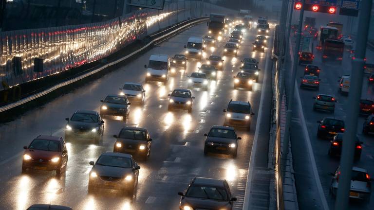 Door de files mag je vandaag gratis door de Westerscheldetunnel.