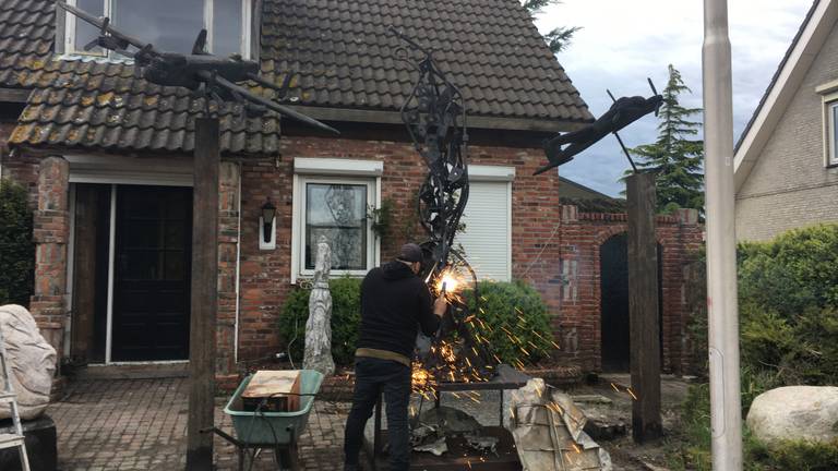 Kunsternaar Peter de Koning maakt monument voor Guy Gibson (foto: Jos Verkuijlen)