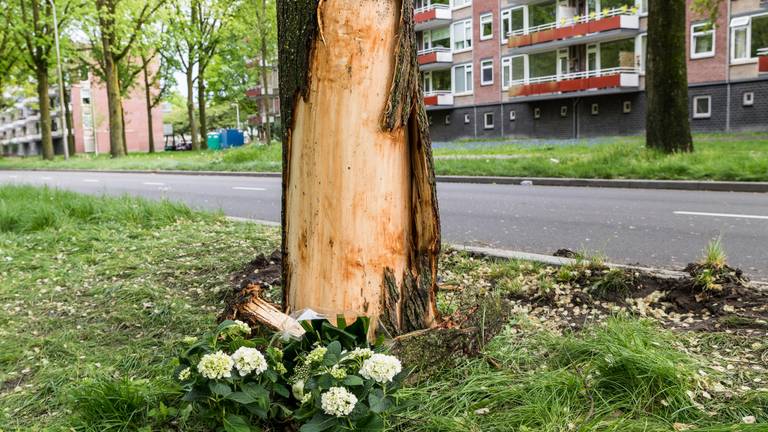 Bij de Rueckertbaan in Tilburg zijn bloemen gelegd. FOTO: Jack Brekelmans.
