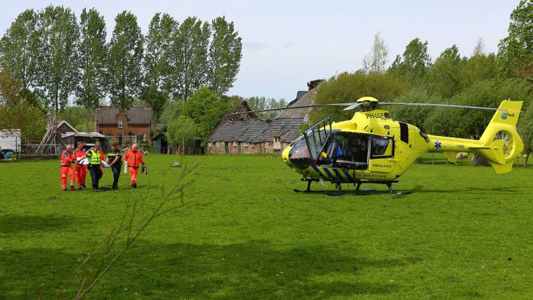 Het kind wordt naar de traumahelikopter gebracht(Foto: Persbureau Midden Brabant).