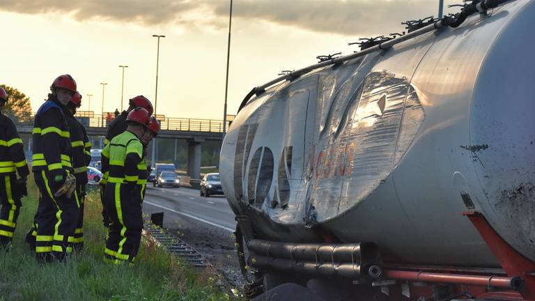 De beschadigde tank op de A58. Foto: Toby de Kort