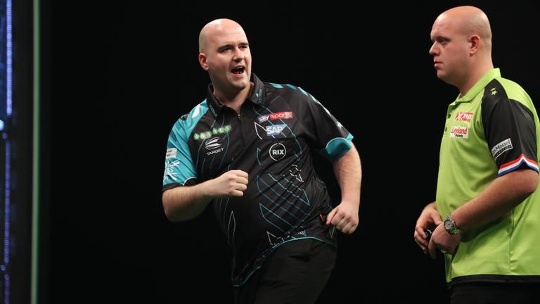 Rob Cross in actie tegen Michael van Gerwen. (Foto: Lawrence Lustig/PDC)