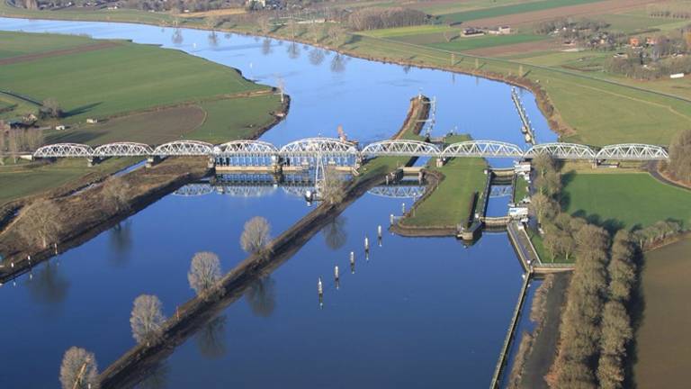 De stuw in Grave