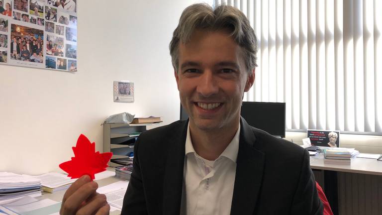 Timothy Noël van de TUE met het kunststof blad dat als een kleine energiecentrale werkt