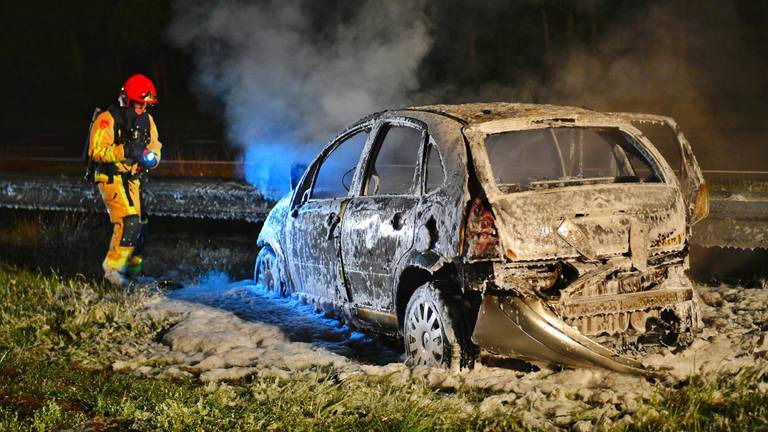 De brandweer bluste het vuur. (Foto: Rico Vogels)