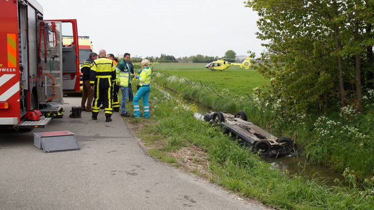 In het dorp Eethen is vrijdag een auto in het water terecht gekomen. Foto: FPMB Anja van Beek