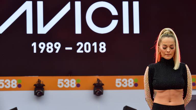 Rita Ora houdt een eerbetoon voor Avicii. (Foto: Erald van der Aa).