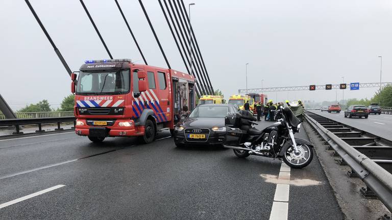 Vanwege het ongeluk werd de weg naar Utrecht afgesloten. (Foto: AS Media)