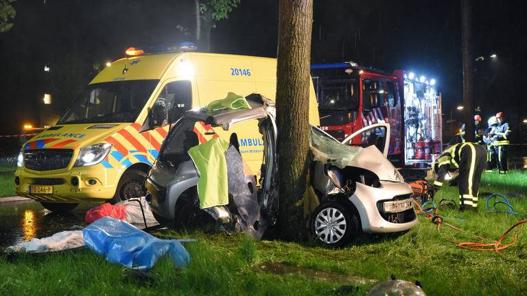 Van de auto is niks meer over (Foto: Toby de Kort).