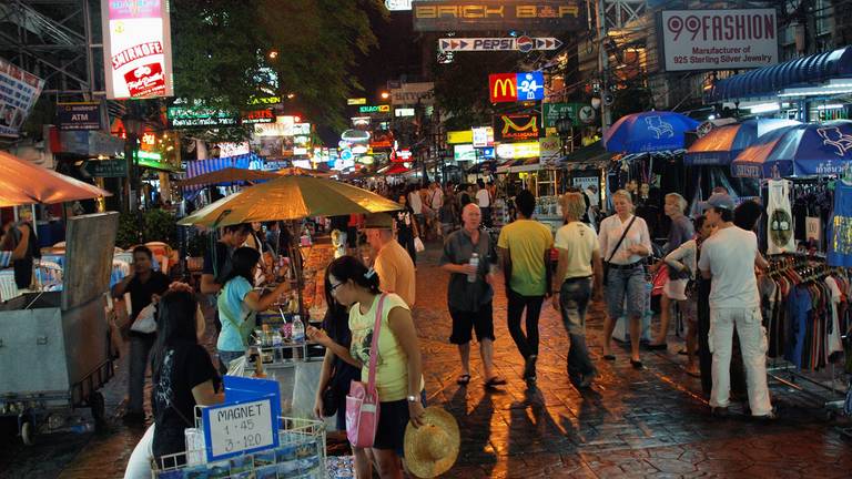 De student leerde de transseksueel kennen op de bekende Khao San Road in Bangkok. (Foto: Flickr)