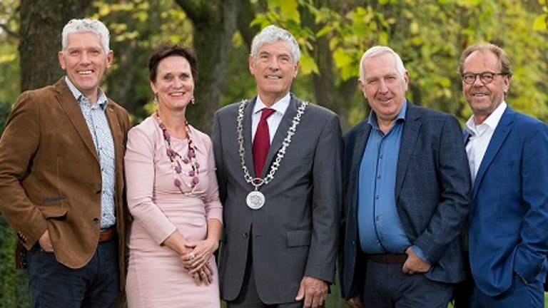 Wie vervangt Henri de Wijkerslooth de Weerdesteijn (midden) als burgemeester? (Foto: Gemeente Cranendonck)