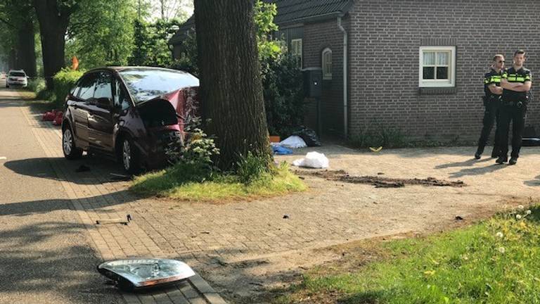 De auto belandde tegen een boom. (Foto: Bart Meesters/Meesters Multi Media)