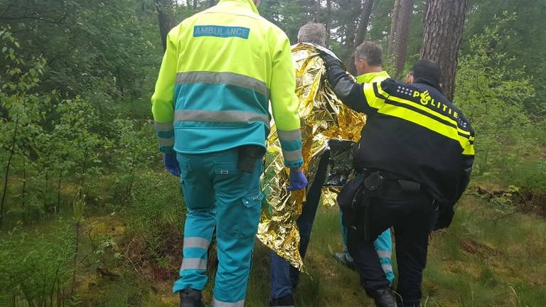 De politie vond de man na uren terug in een bos. (Foto: politie)