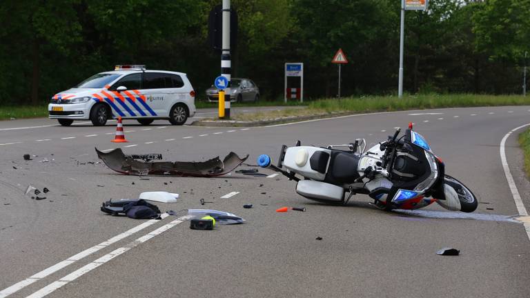 Veel schade aan de politiemotor. (Foto: Sander van Gils/SQ Vision)