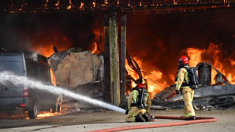 De brandweer probeert de brand onder controle te krijgen. Foto: Dave Hendriks / SQ Vision