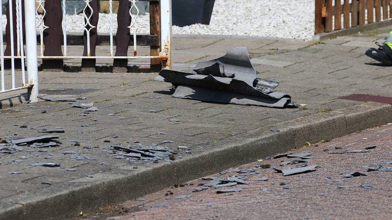 Er vielen flinke platen van het dak. (Foto: SQ Vision)