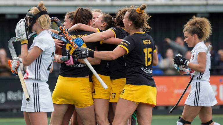 De hockeysters vieren feest na de eerste overwinning in de finale op Amsterdam. Foto: OrangePictures