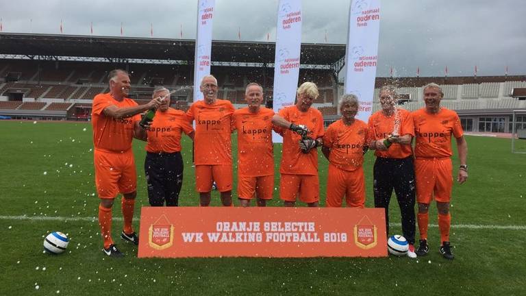 Het Nederlands walking footballteam. (Foto: Nationaal Ouderenfonds)