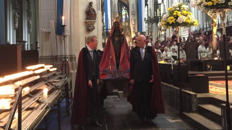 Het Mariabeeld maakt dit jaar alleen een ronde door de kerk. (Foto: Rob Bartol)