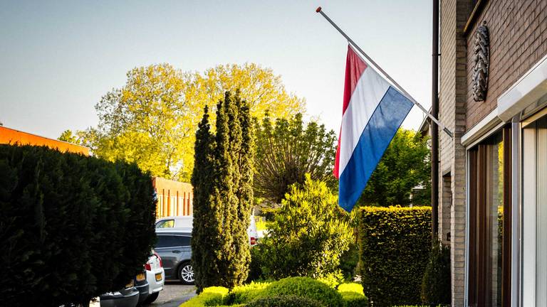 Ook in Geldrop hangt de vlag halfstok (foto: Rob Engelaar).