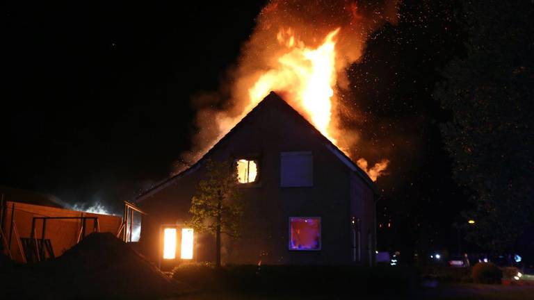 Het huis was niet meer te redden. (Foto: Bart Meesters)