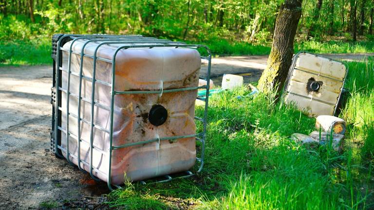 Het drugsafval lag in een bos bij Riethoven. (Foto: Rico Vogels)