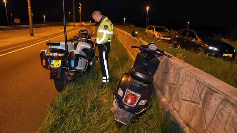 De politie kon de man stoppen op de Burgemeester Bechtweg. (Foto: Toby de Kort)