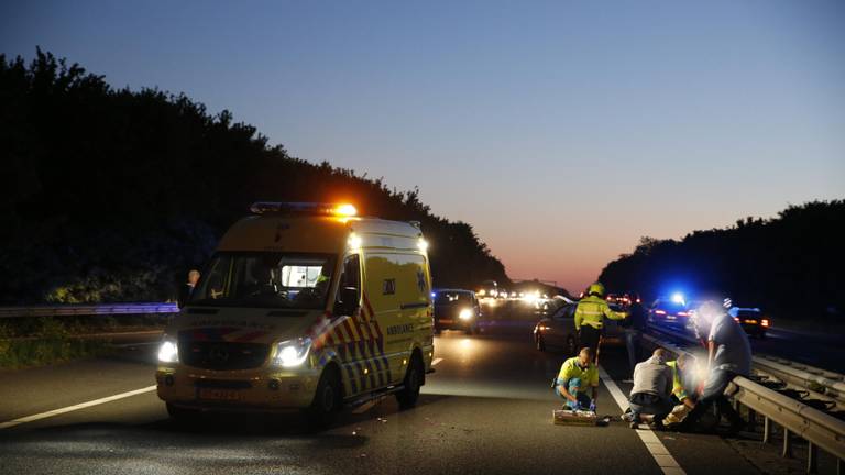 Bij het ongeval raakte een vrouw gewond. (Foto: Marcel van Dorst/SQ Vision)