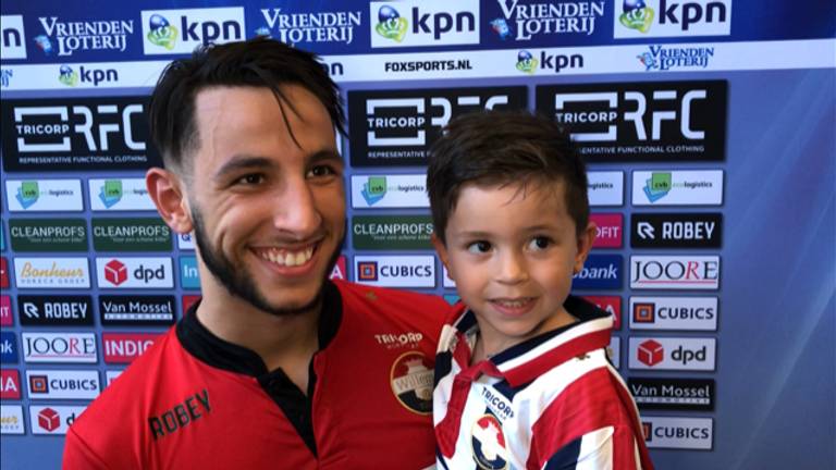 Ismail Azzaoui met zijn zoontje op de arm na Willem II - Vitesse (foto: VI Images).