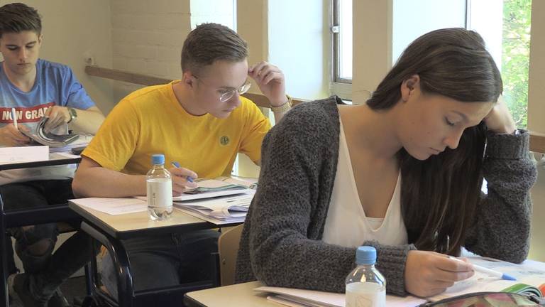 Trainen voor de eindexamens op het Luzac College in Breda. (foto: Eva de Schipper)