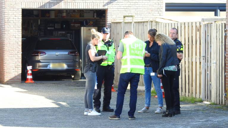 De schietpartij gebeurde aan de achterkant van het huis (foto: Danny van Schijndel)