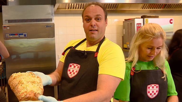 Frans Bauer in de keuken van Omroep Brabant.