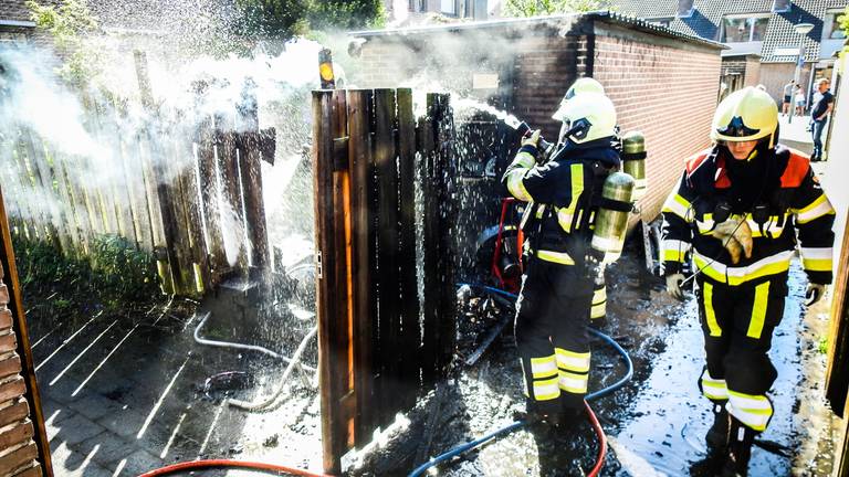 De brand in Uden vorige maand ontstond bij het wegbranden van onkruid (foto: Danny van Schijndel)