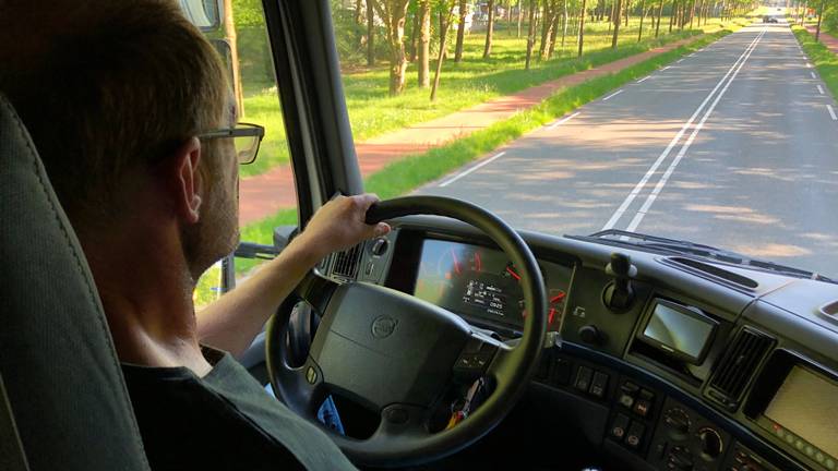 Vrachtwagenchauffeur in spé tijdens zijn eerste rijles