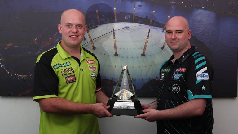 Michael van Gerwen en Rob Cross (foto: Lawrence Lustig/PDC)