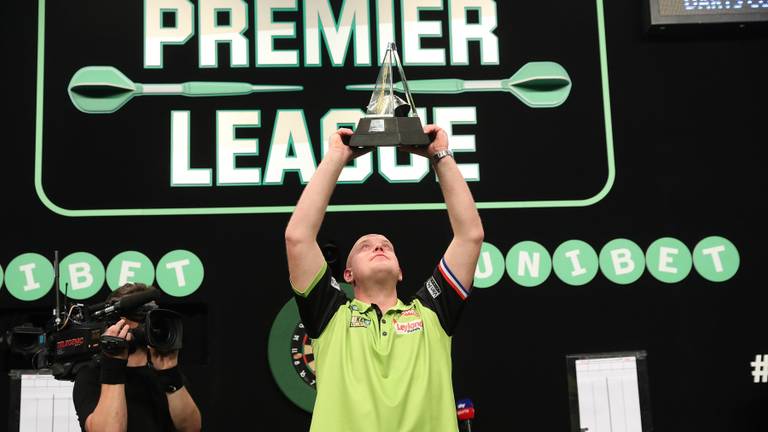 Michael van Gerwen met de Premier League-trofee (foto: Lawrence Lustig/PDC)