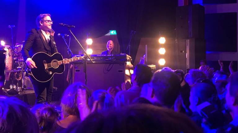 Guus Meeuwis tijdens het verrassingsconcert. (Foto: Eva de Schipper)