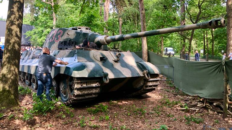 Aankomst van de Königstiger tank (Foto: Raoul Cartens)