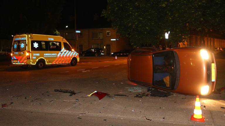 Een auto kwam op zijn zijkant terecht. (Foto: Bart Meesters)