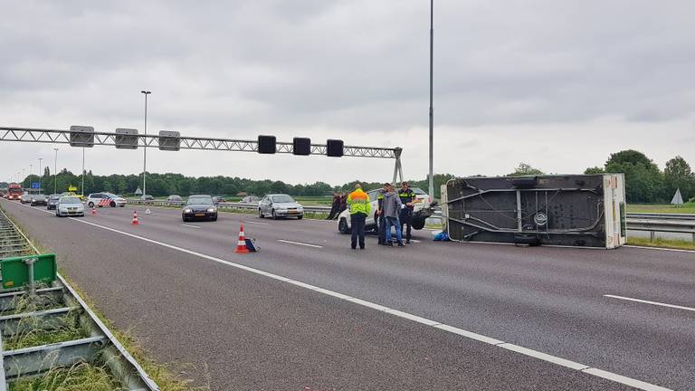 Een omgevallen caravan zorgde zaterdag voor een kilometerslange file. (Foto: Toby de Kort)