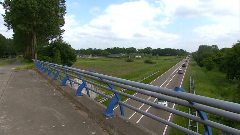 De stenen werden van het viaduct over de N279 bij Aarle-Rixtel gegooid.